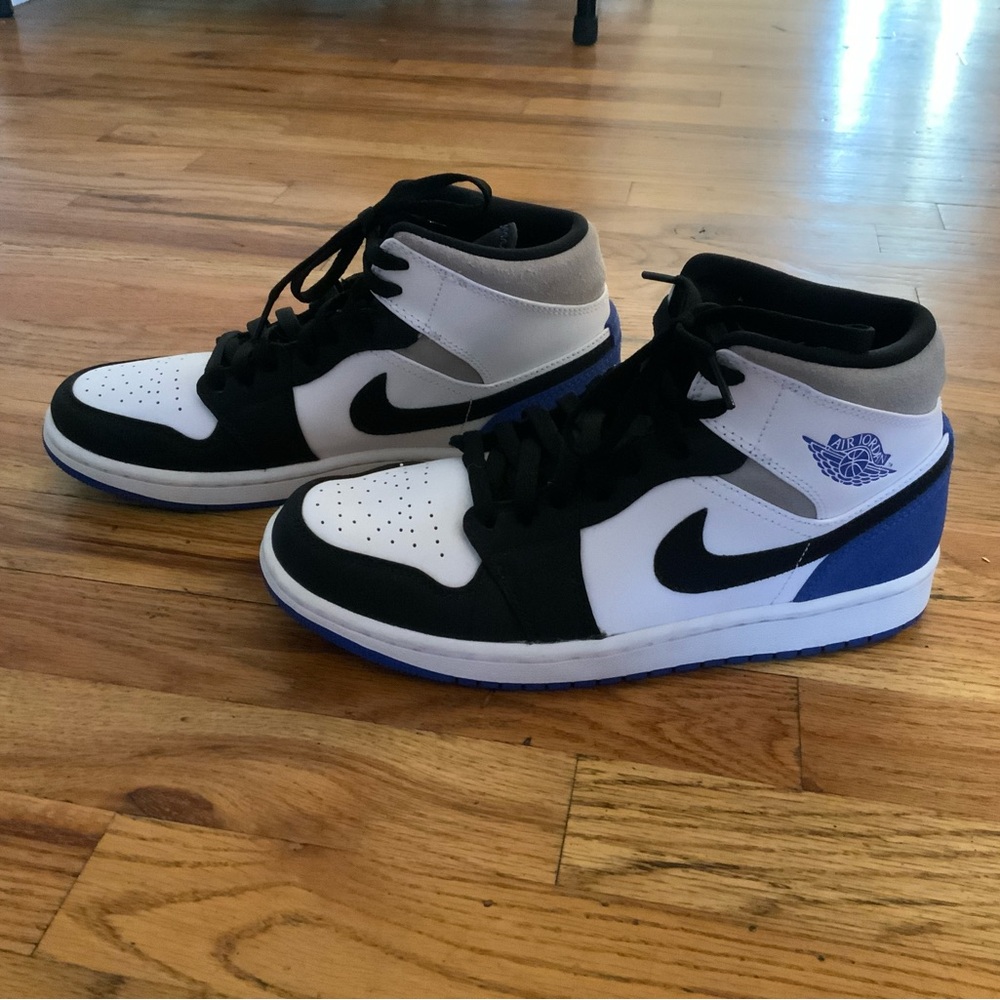 EUC Air Jordan 1 mid